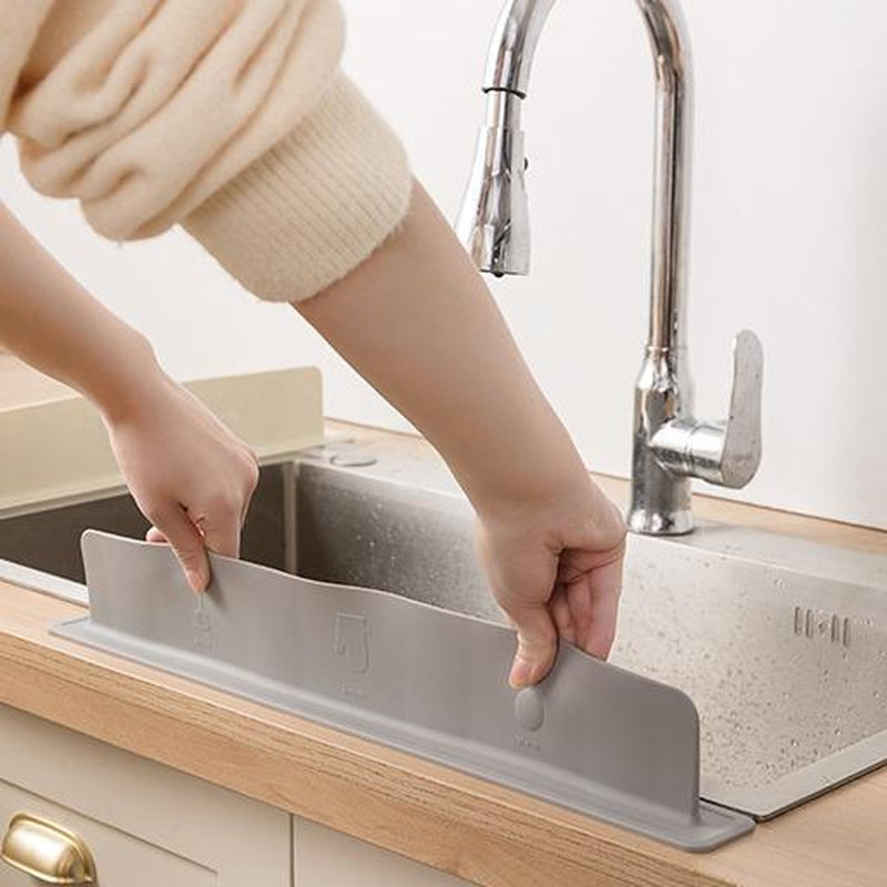 Silicone Sink Splash Guard – Non-Slip Water Barrier with Suction Cups for Kitchen Sinks, Dishwashing & Countertops – Prevents Water Splashes, Ideal for Home Cooks & Cleaners