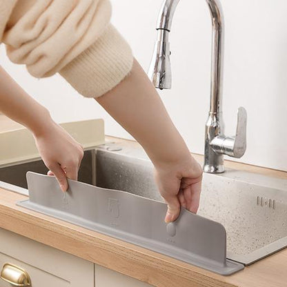 Silicone Sink Splash Guard – Non-Slip Water Barrier with Suction Cups for Kitchen Sinks, Dishwashing & Countertops – Prevents Water Splashes, Ideal for Home Cooks & Cleaners