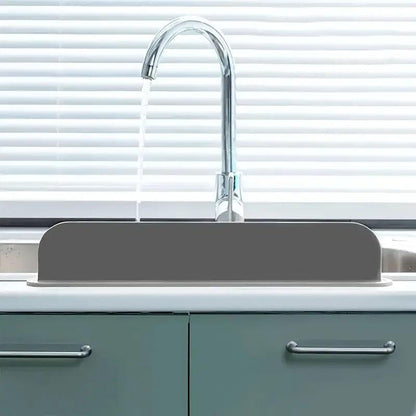 Silicone Sink Splash Guard – Non-Slip Water Barrier with Suction Cups for Kitchen Sinks, Dishwashing & Countertops – Prevents Water Splashes, Ideal for Home Cooks & Cleaners